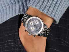 Sinn Spezialuhren 903 St II HB Navigationschronograph Automatik Edelstahl 41mm hellblaues Zifferblatt Metallband und Lederband limitiert – Herrenuhren Chronograph aus Edelstahl und Leder. Das Gehäuse ist rund und silber. Das Edelstahlarmband ist silber. Das Zifferblatt ist arabisch Index und blau. – Ansicht 11