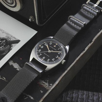 Hamilton Khaki Aviation Pilot Pioneer Mechanical Handaufzug Edelstahl 36x33mm graues Zifferblatt graues Textilband – Herrenuhren Uhr ohne Datum aus Edelstahl. Das Gehäuse ist rund und silber. Das Textilarmband ist grau. Das Zifferblatt ist arabisch und schwarz. – Ansicht 6