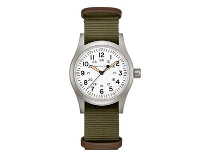 Hamilton Khaki Field Mechanical Handaufzug Edelstahl 38mm weißes Zifferblatt olivgrünes Textilband – Herrenuhren Uhr ohne Datum aus Edelstahl. Das Gehäuse ist rund und silber. Das Textilarmband ist grün. Das Zifferblatt ist arabisch und weiß.