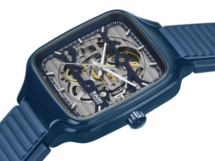 Rado True Square Automatik Skeleton Keramik 38mm blaues Zifferblatt blaues Kautschukband – Herrenuhren Uhr ohne Datum aus Keramik und Titan. Das Gehäuse ist quadratisch und blau. Das Kautschuk / Kunststoff / Silikon Armband ist blau. Das Zifferblatt ist skelettiert und blau. – Ansicht 3