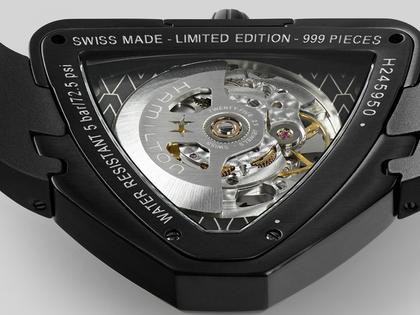 Hamilton Ventura Skeleton Auto Limited Edition Edelstahl PVD-Schwarz 42x45mm skelettiertes Zifferblatt schwarzes Kautschukband – Herrenuhren Uhr ohne Datum aus Edelstahl und PVD beschichtet. Das Gehäuse ist sonstige Form und schwarz. Das Kautschuk / Kunststoff / Silikon Armband ist schwarz. Das Zifferblatt ist skelettiert und schwarz. – Ansicht 3