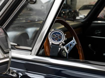 Union Glashütte Belisar Chronograph Sachsen Classic 2021 Limited Edition Automatik Edelstahl 44mm blaues Zifferblatt blaues Lederband – Herrenuhren Chronograph aus Edelstahl. Das Gehäuse ist rund und silber. Das Lederarmband ist blau. Das Zifferblatt ist arabisch Index und blau. – Ansicht 4