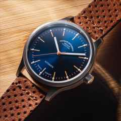 Mühle Glashütte Panova Blau Automatik Edelstahl 40mm braunes Lederband – Herrenuhren Uhr ohne Datum aus Edelstahl und Leder. Das Gehäuse ist rund und silber. Das Lederarmband ist braun. Das Zifferblatt ist ein Index in blau. – Ansicht 2