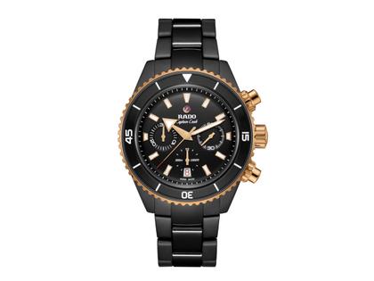 Rado Captain Cook Chronograph Automatik Keramik 43mm schwarzes Zifferblatt schwarzes Keramikband – Herrenuhren Chronograph aus Edelstahl, Keramik, PVD beschichtet und Titan. Das Gehäuse ist rund und schwarz. Das Keramikarmband ist schwarz. Das Zifferblatt ist ein Index in schwarz.