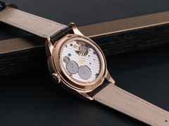 Union Glashütte 1893 Johannes Dürrstein Mondphase Limited Edition Handaufzug Rotgold 41mm weißes Zifferblatt braunes Lederband – Herrenuhren Uhr mit Datum aus 750 Rotgold und Leder. Das Gehäuse ist rund und roségold. Das Lederarmband ist braun. Das Zifferblatt ist arabisch römisch und weiß. – Ansicht 5