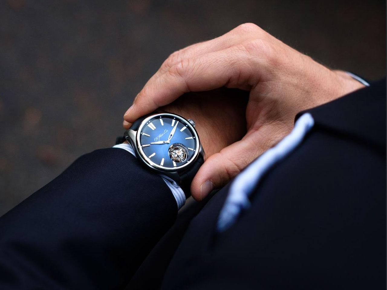 H. Moser & Cie. Pioneer Tourbillon Fumé Mitternachtsblau Limited Edition Automatik Edelstahl 42,8mm blaues Zifferblatt schwarzes Lederband – Herrenuhren Uhr ohne Datum aus Edelstahl. Das Gehäuse ist rund und silber. Das Lederarmband Kroko / Alligator ist schwarz. Das Zifferblatt ist ein Index in blau. – Ansicht 4