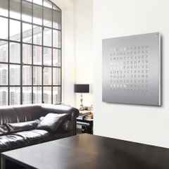 Qlocktwo Earth 90 Stainless Steel mit weiß lackiertem Holz – Großuhren Wanduhr aus Edelstahl. Das Gehäuse ist quadratisch. Das Zifferblatt ist digital und silber. – Ansicht 3