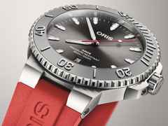 Oris Aquis Date Relief Automatik Edelstahl 43,5mm graues Zifferblatt rotes Kautschukband – Herrenuhren Uhr mit Datum aus Edelstahl und Kautschuk. Das Gehäuse ist rund und silber. Das Kautschuk / Kunststoff / Silikon Armband ist rot. Das Zifferblatt ist ein Index in grau. – Ansicht 2