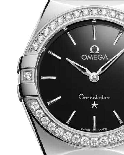 Omega Constellation Quarz Edelstahl  poliert 28mm schwarzes Zifferblatt Diamanten Metallband – Damenuhren Uhr ohne Datum aus Edelstahl. Das Gehäuse ist rund und silber. Das Edelstahlarmband ist silber. Das Zifferblatt ist ein Index in schwarz. – Ansicht 3