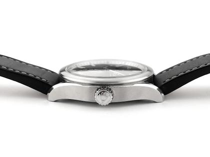 Juwelier Roller Alpiner Regulateur Automatik Edelstahl 45mm schwarz AL-650BBS5E6 Full Set mit Garantie Occasion Neu – Herrenuhren Uhr ohne Datum aus Edelstahl. Das Gehäuse ist rund und silber. Das Lederarmband ist schwarz. Das Zifferblatt ist arabisch Index und schwarz. – Ansicht 3