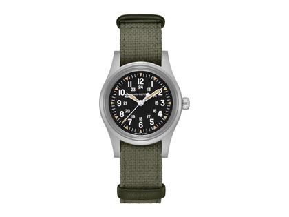 Hamilton Khaki Field Mechanical Handaufzug Edelstahl 36mm schwarzes Zifferblatt grünes Textilband – Herrenuhren Uhr ohne Datum aus Edelstahl. Das Gehäuse ist rund und grau. Das Textilarmband ist grün. Das Zifferblatt ist arabisch und schwarz.