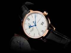 Glashütte Original Senator Excellence Panoramadatum Mondphase Automatik Rotgold 40mm silberfarbenes Zifferblatt schwarzes Lederband – Herrenuhren Uhr mit Datum aus 750 Rotgold. Das Gehäuse ist rund und roségold. Das Lederarmband Kroko / Alligator ist schwarz. Das Zifferblatt ist römisch Index und silber. – Ansicht 2