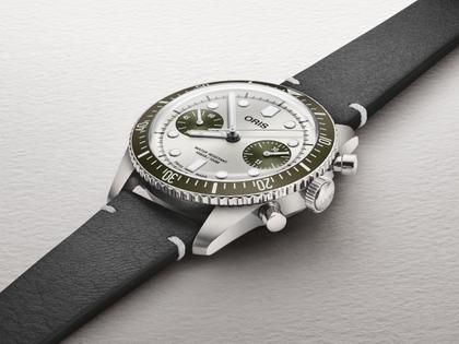 Oris Divers Sixty-Five Chronograph Automatik Edelstahl 40mm silberfarbenes Zifferblatt schwarzes Lederband – Herrenuhren Chronograph aus Edelstahl, Keramik und Leder. Das Gehäuse ist rund und silber. Das Lederarmband ist schwarz. Das Zifferblatt ist ein Index in silber. – Ansicht 2