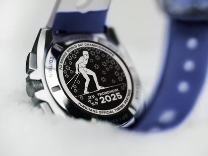 Junghans 1972 Chronoscope FIS Edition Trondheim 2025 Quarz Edelstahl 43mm silberweißes Zifferblatt blaues Lederband – Herrenuhren Chronograph aus Edelstahl. Das Gehäuse ist rund und silber. Das Lederarmband ist blau. Das Zifferblatt ist ein Index in weiß. – Ansicht 3
