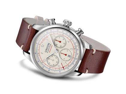 Union Glashütte Belisar Chronograph Sachsen Classic 2018 Limited Edition Automatik Edelstahl 44mm beiges Zifferblatt braunes Lederband – Herrenuhren Chronograph aus Edelstahl und Leder. Das Gehäuse ist rund und silber. Das Lederarmband ist braun. Das Zifferblatt ist arabisch Index und beige. – Ansicht 2
