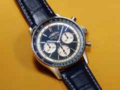 Breitling Navitimer B01 Chronograph 43 Tribute to Concorde Automatik Edelstahl blaues Zifferblatt blaues Lederband limitiert – Herrenuhren Chronograph aus Edelstahl und Leder. Das Gehäuse ist rund und silber. Das Lederarmband Kroko / Alligator ist blau. Das Zifferblatt ist ein Index in blau. – Ansicht 4