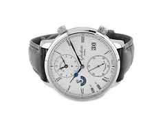 Glashütte Original Senator Cosmopolite Weltzeit Automatik Weißgold 44mm silberfarbenes Zifferblatt blaues Lederband 1-89-02-01-04-30 Full Set mit Garantie Occasion Neu – Herrenuhren Uhr mit Datum aus 750 Weißgold. Das Gehäuse ist rund und silber. Das Lederarmband Kroko / Alligator ist blau. Das Zifferblatt ist römisch Index und silber.