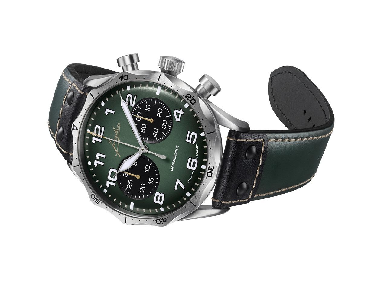 Junghans Meister Pilot Chronoscope Automatik Edelstahl 43mm grünes Zifferblatt grünes Lederband – Herrenuhren Chronograph aus Edelstahl und Leder. Das Gehäuse ist rund und grau. Das Lederarmband ist schwarz. Das Zifferblatt ist arabisch Index und grün. – Ansicht 2
