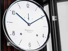 Erwin Sattler Seilzug Regulator Wanduhr Classica S 100 M schwarz – Großuhren Wanduhr aus . Das Gehäuse ist rechteckig und schwarz. Das Zifferblatt ist arabisch Index und weiß. – Ansicht 5