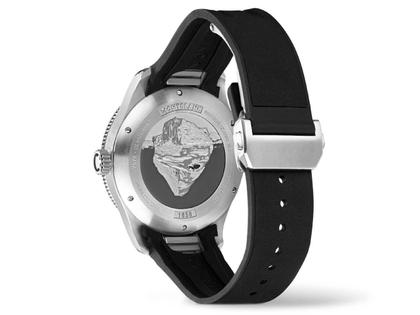 Montblanc 1858 Iced Sea Automatic Date schwarz Kautschukband – Herrenuhren Uhr mit Datum aus Edelstahl und Keramik. Das Gehäuse ist rund und silber. Das Kautschuk / Kunststoff / Silikon Armband ist schwarz. Das Zifferblatt ist arabisch Index und schwarz. – Ansicht 3