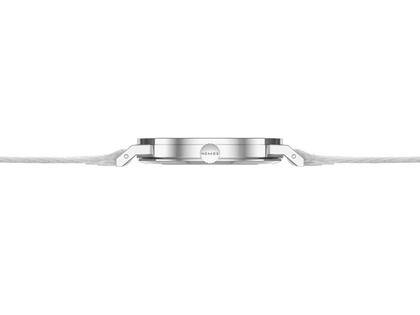 Nomos Glashütte Tangente 38 Datum "175 Years Watchmaking - Katzengold" Handaufzug Edelstahl gelbes Zifferblatt graues Textilband Glasboden – Herrenuhren Uhr mit Datum aus Edelstahl. Das Gehäuse ist rund und silber. Das Textilarmband ist grau. Das Zifferblatt ist arabisch Index und gelb. – Ansicht 3