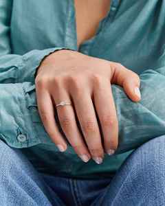 Nanis Dancing in the Rain Azure Ring Gelbgold Milky Aquamarin klein – Ringe Ring mit Besatz aus 750 Gelbgold. – Ansicht 4