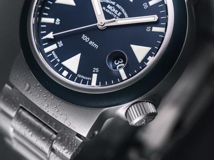 Mühle Glashütte S.A.R. Rescue-Timer Nautikblau Automatik Edelstahl 42mm blaues Zifferblatt Metallband – Herrenuhren Uhr mit Datum aus Edelstahl und Kautschuk. Das Gehäuse ist rund und silber. Das Edelstahlarmband ist silber. Das Zifferblatt ist ein Index in blau. – Ansicht 3