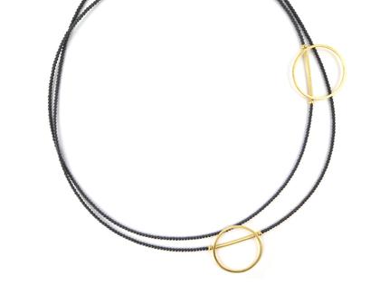 Maria Rzewuska KRN Collier Silber vergoldet mit Hämatit 135cm – Halsschmuck Collier aus 925 Silber und und vergoldet.