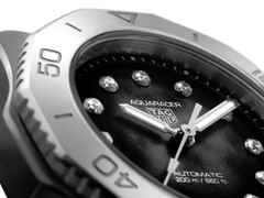 TAG Heuer Aquaracer Professional 200 Date Automatik Edelstahl 30mm schwarzes Zifferblatt Metallband – Damenuhren Uhr mit Datum aus Edelstahl. Das Gehäuse ist rund und silber. Das Edelstahlarmband ist silber. Das Zifferblatt ist ein Index in schwarz. – Ansicht 3