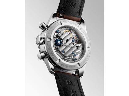 Longines Spirit Pilot Flyback Chronograph Handaufzug Edelstahl 39,5mm schwarzes Zifferblatt braunes Lederband – Herrenuhren Chronograph aus Edelstahl und Leder. Das Gehäuse ist rund und silber. Das Lederarmband ist braun. Das Zifferblatt ist arabisch und schwarz. – Ansicht 3