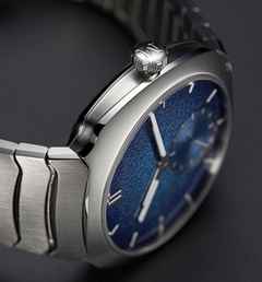 H. Moser & Cie. Streamliner Small Seconds Blue Enamel Automatic Edelstahl 39mm blaues Zifferblatt Metallband – Herrenuhren Uhr ohne Datum aus Edelstahl. Das Gehäuse ist rund und silber. Das Edelstahlarmband ist silber. Das Zifferblatt ist ein Index in blau. – Ansicht 2