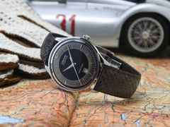 Union Glashütte Noramis Datum Deutschland Klassik 2020 Limitierte Edition Automatik Edelstahl 40mm schwarzes Zifferblatt braunes Lederband – Herrenuhren Uhr mit Datum aus Edelstahl. Das Gehäuse ist rund und silber. Das Lederarmband ist braun. Das Zifferblatt ist arabisch Index und grau. – Ansicht 2