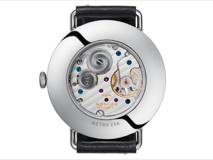 Nomos Glashütte Metro 38 Stadtschwarz Handaufzug Edelstahl 38mm schwarzes Zifferblatt schwarzes Lederband Glasboden – Herrenuhren Uhr ohne Datum aus Edelstahl. Das Gehäuse ist rund und silber. Das Lederarmband ist schwarz. Das Zifferblatt ist arabisch Index und grau. – Ansicht 2