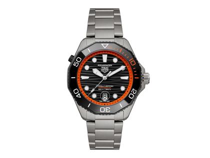 TAG Heuer Aquaracer Professional 500 Date Automatik Titan 42mm schwarzes Zifferblatt Metallband limitiert – Herrenuhren Uhr mit Datum aus Keramik und Titan. Das Gehäuse ist rund und silber. Das Titanarmband ist silber. Das Zifferblatt ist ein Index in schwarz.