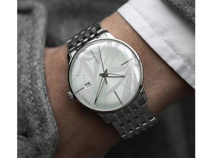Junghans Meister Automatic Edelstahl 38mm silbernes Zifferblatt Metallband – Damenuhren Uhr mit Datum aus Edelstahl. Das Gehäuse ist rund und silber. Das Edelstahlarmband ist silber. Das Zifferblatt ist ein Index in silber. – Ansicht 2