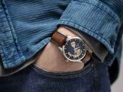 Hamilton Jazzmaster Open Heart Automatik Edelstahl 40mm dunkelblaues Zifferblatt braunes Lederband – Herrenuhren Uhr ohne Datum aus Edelstahl und Leder. Das Gehäuse ist rund und silber. Das Lederarmband ist braun. Das Zifferblatt ist ein Index in blau. – Ansicht 5