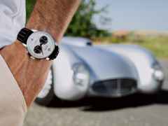 Union Glashütte Noramis Chronograph Sachsen Classic 2025 Limited Edition Automatik Edelstahl 42mm silberfarbenes Zifferblatt schwarzes Lederband – Herrenuhren Chronograph aus Edelstahl und Leder. Das Gehäuse ist rund und silber. Das Lederarmband ist schwarz. Das Zifferblatt ist arabisch Index und silber. – Ansicht 8