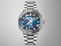 Oris Aquis Date Upcycle Calibre 400 Automatik Edelstahl 43,5mm mehrfarbiges Zifferblatt Metallband – Herrenuhren Uhr mit Datum aus Edelstahl und Wolfram. Das Gehäuse ist rund und silber. Das Edelstahlarmband ist silber. Das Zifferblatt ist ein Index in mehrfarbig. – Ansicht 3