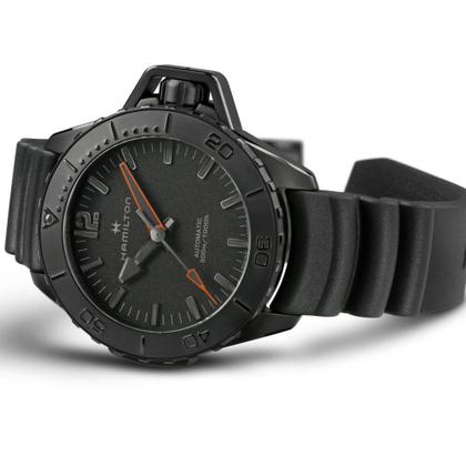 Hamilton Khaki Navy Frogman Automatic Edelstahl PVD-Schwarz 46mm schwarzes Zifferblatt Kautschukband – Herrenuhren Uhr ohne Datum aus Edelstahl und Kautschuk. Das Gehäuse ist rund und silber. Das Kautschuk / Kunststoff / Silikon Armband ist schwarz. Das Zifferblatt ist arabisch Index und schwarz. – Ansicht 2