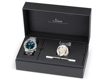 Sinn Spezialuhren U18 Taucheruhr Limited Edition Automatik Edelstahl 44mm blau-grünes Zifferblatt Metallband – Herrenuhren Uhr mit Datum aus Edelstahl. Das Gehäuse ist rund und grau. Das Edelstahlarmband ist grau. Das Zifferblatt ist ein Index in blau. – Ansicht 5