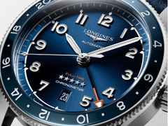 Longines Spirit Zulu Time Automatik Edelstahl 42mm blaues Zifferblatt blaues Lederband – Herrenuhren Uhr mit Datum aus Edelstahl, Keramik und Leder. Das Gehäuse ist rund und silber. Das Lederarmband ist blau. Das Zifferblatt ist arabisch und blau. – Ansicht 2