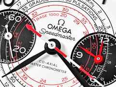 Omega Speedmaster Chronoscope Handaufzug Edelstahl 43mm silbernes Zifferblatt schwarzes Lederband – Herrenuhren Chronograph aus Aluminium und Edelstahl. Das Gehäuse ist rund und silber. Das Lederarmband ist schwarz. Das Zifferblatt ist arabisch Index und silber. – Ansicht 3