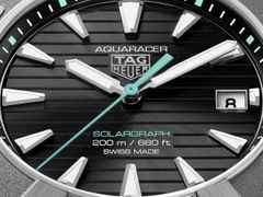 TAG Heuer Aquaracer Professional 200 Solargraph Quarz Titan 40mm schwarzes Zifferblatt Metallband – Herrenuhren Uhr mit Datum aus Titan. Das Gehäuse ist rund und grau. Das Titanarmband ist grau. Das Zifferblatt ist ein Index in schwarz. – Ansicht 2