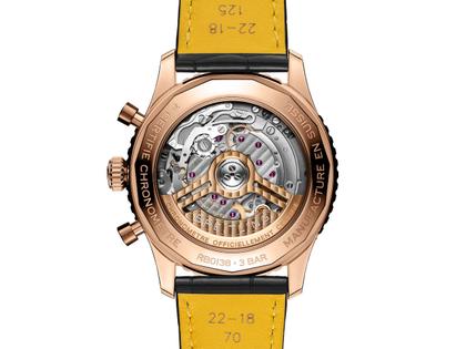 Breitling Navitimer B01 Chronograph 43 Rotgold schwarzes Zifferblatt schwarzes Lederband – Herrenuhren Chronograph aus 750 Rotgold. Das Gehäuse ist rund und roségold. Das Lederarmband Kroko / Alligator ist schwarz. Das Zifferblatt ist ein Index in schwarz. – Ansicht 2