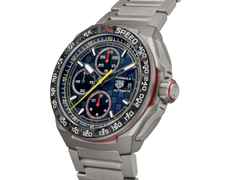TAG Heuer Formula 1 Chronograph X Oracle RedBull Racing Automatik Titan 44mm blaues Zifferblatt Metallband – Herrenuhren Chronograph aus Carbon, DLC beschichtet, Kautschuk und Titan. Das Gehäuse ist rund und grau. Das Titanarmband ist silber. Das Zifferblatt ist ein Index in blau. – Ansicht 2