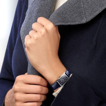 Longines DolceVita  Medium Quarz Edelstahl 23x37mm blaues Zifferblatt blaues Lederband – Damenuhren Uhr ohne Datum aus Edelstahl. Das Gehäuse ist rechteckig und silber. Das Lederarmband Kroko / Alligator ist blau. Das Zifferblatt ist ein Index in schwarz. – Ansicht 2