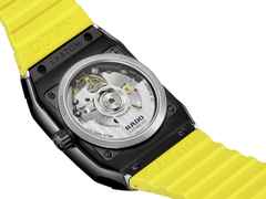 Rado Anatom Automatik Keramik 32,5mm schwarz-gelbes Zifferblatt gelbes Kautschukband – Damenuhren Uhr mit Datum aus Edelstahl, Kautschuk, Keramik und PVD beschichtet. Das Gehäuse ist rechteckig und schwarz. Das Kautschuk / Kunststoff / Silikon Armband ist gelb. Das Zifferblatt ist ein Index in gelb. – Ansicht 4