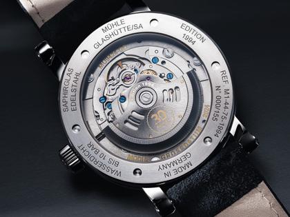 Mühle Glashütte Teutonia IV Großdatum Edition 1994 Automatik Edelstahl 41mm anthrazitblaues Zifferblatt Metallband – Herrenuhren Uhr mit Datum aus Edelstahl. Das Gehäuse ist rund und silber. Das Edelstahlarmband ist silber. Das Zifferblatt ist ein Index in blau. – Ansicht 3