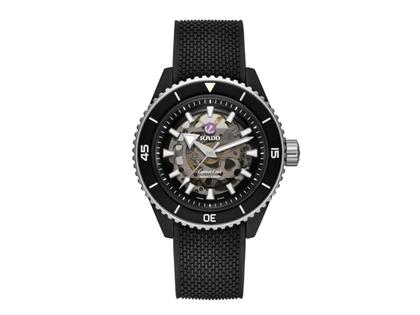 Rado Captain Cook High-Tech Ceramic Skeleton Automatik Keramik 43mm skelettiertes Zifferblatt schwarzes Kautschukband – Herrenuhren Uhr ohne Datum aus Edelstahl, Kautschuk, Keramik, PVD beschichtet und Titan. Das Gehäuse ist rund und schwarz. Das Kautschuk / Kunststoff / Silikon Armband ist schwarz. Das Zifferblatt ist skelettiert und schwarz.