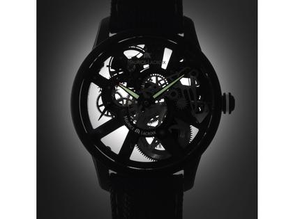 Maurice Lacroix Masterpiece Skeleton Label Noir Handaufzug Edelstahl Schwarz-DLC 43mm schwarzes Zifferblatt schwarzes Textilband – Herrenuhren Uhr ohne Datum aus DLC beschichtet, Edelstahl und PVD beschichtet. Das Gehäuse ist rund und schwarz. Das Textilarmband ist schwarz. Das Zifferblatt ist skelettiert und schwarz. – Ansicht 7